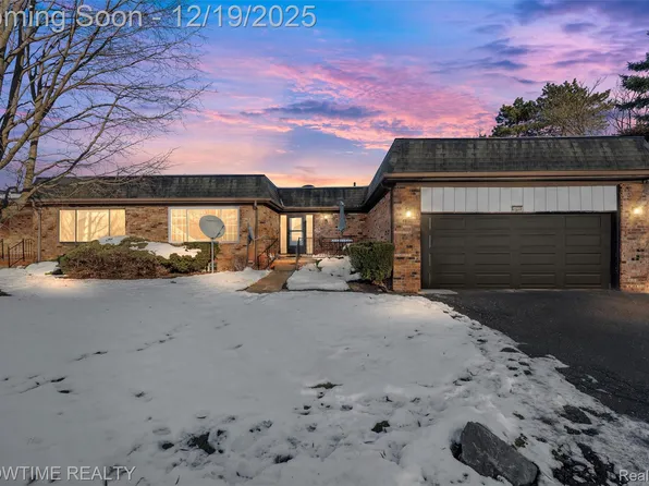 24235 Wildbrook Ct, Southfield, MI 48034