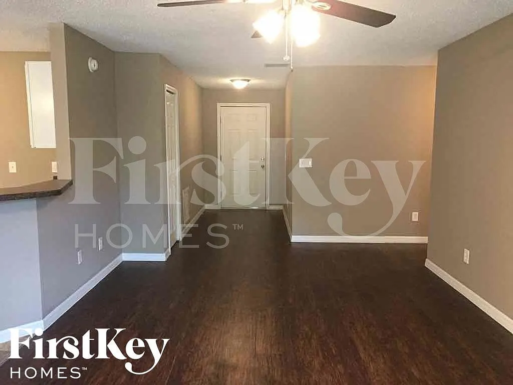 4 bed, 2.0 bath, 1383 sqft, $1,645 — Photo 2