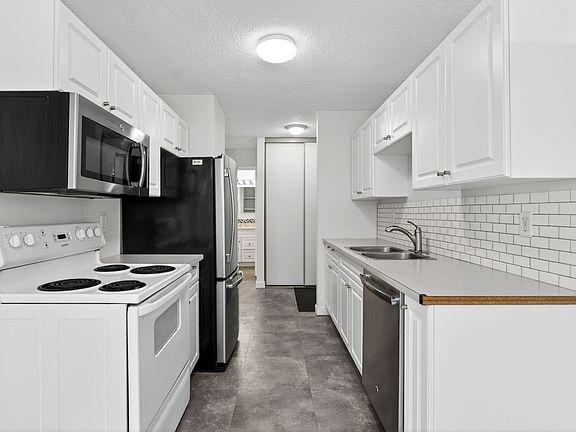 5th image of 625 Rowcliffe Ave Unit 108