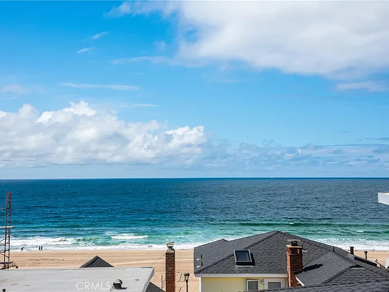 2406 Ocean Dr — Photo 2