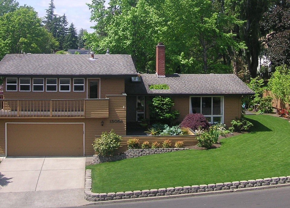 corner lot/greenbelt access