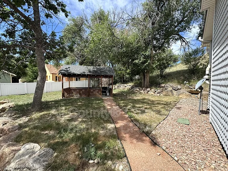 565 W Dale St — Photo 19