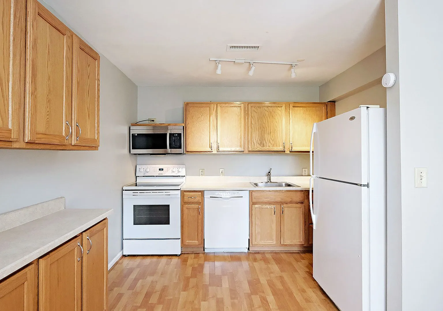 Villas at Southern Ridge 2BR Apartment with Community Amenities — Photo 4