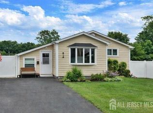 100 Pinetree Dr, Parlin, NJ 08859