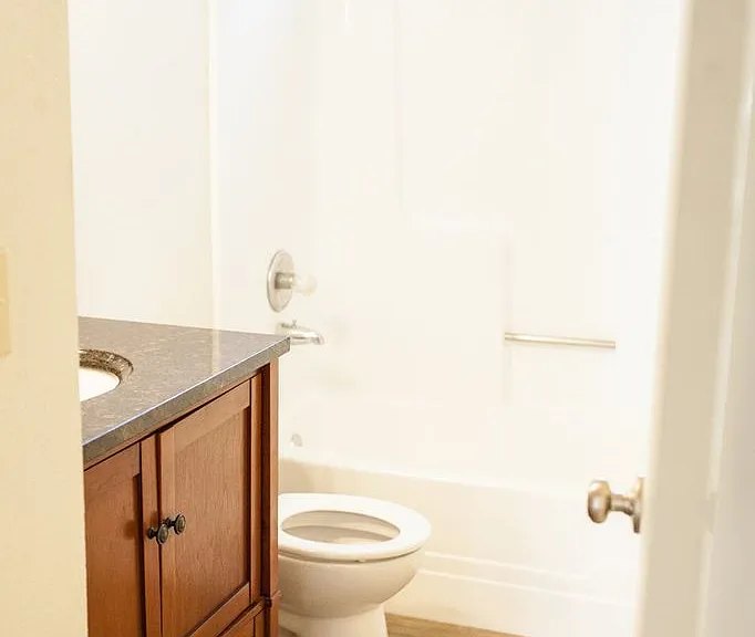 Crestline Apartments — Photo 11