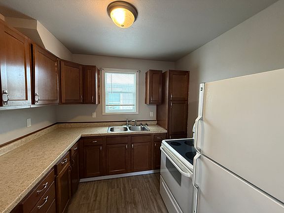 5th image of 909 University Dr N #2