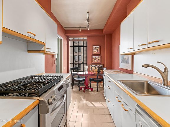 5th image of 333 W 56th St APT 7F