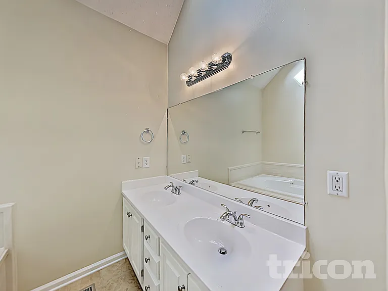 1943 Turfland Dr — Photo 12