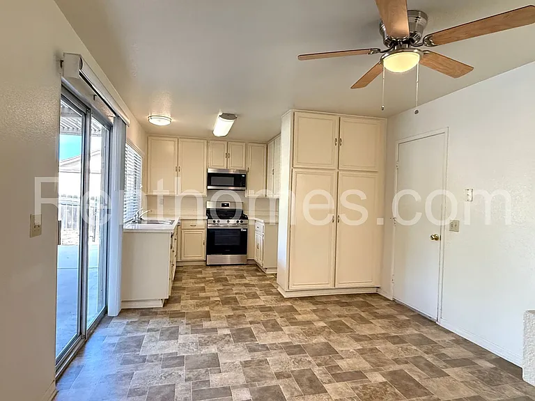 1553 Palomar Dr — Photo 2