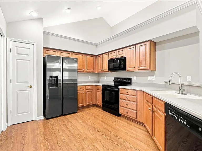 3204 Village Ln — Photo 17