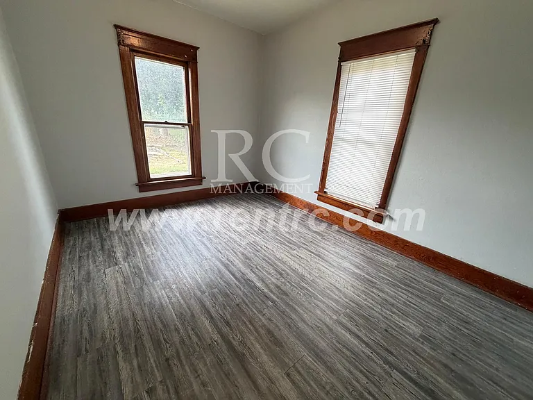 302 McKinley St — Photo 12