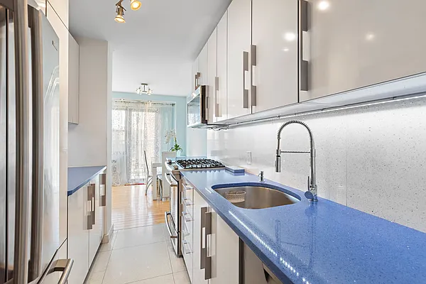 Sold by Thomas Lipovetsky, LREB | media 4
