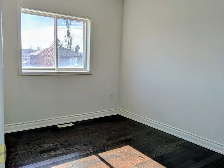 152 Madelaine Dr #UPPER — Photo 12