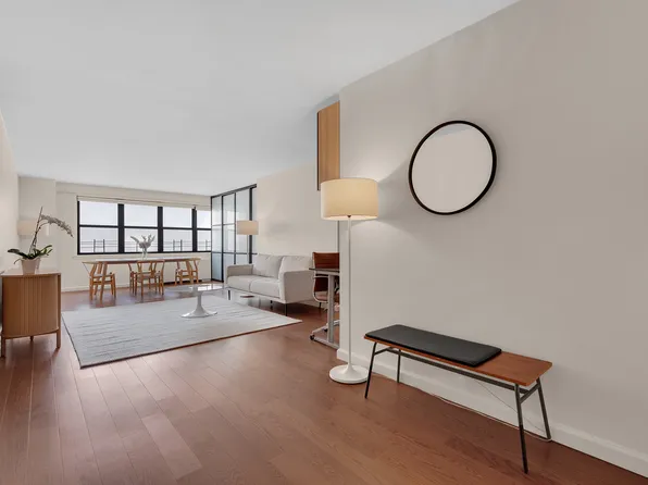 201 East 28th Street 3D image 1 of 15