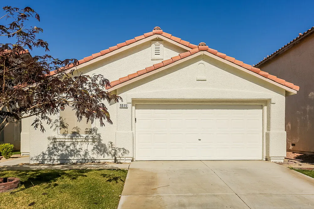 3 bed, 2.0 bath, 1250 sqft, $2,165 — Photo 1