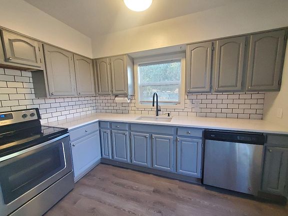 2nd image of 832 Oxford Ave
