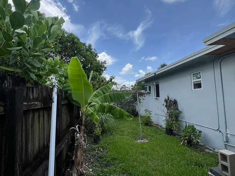 1524 NW 42nd St #B — Photo 15