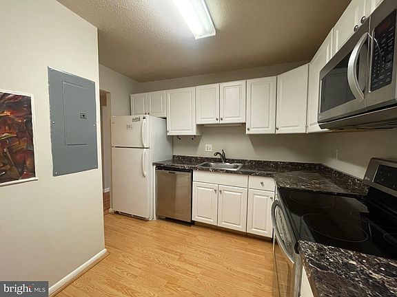 4th image of 617 Center St APT 104