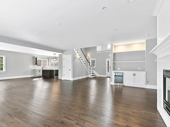 2nd image of 8 Emily Ct