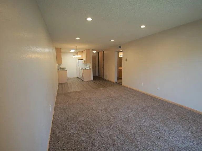 Larpenteur Estates Apartments — Photo 74