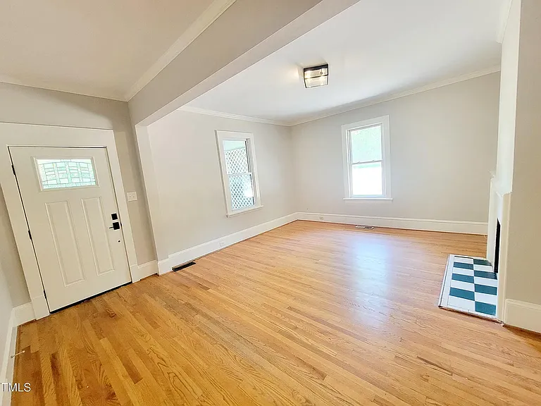 Livingroom with Fireplace (non-functional)