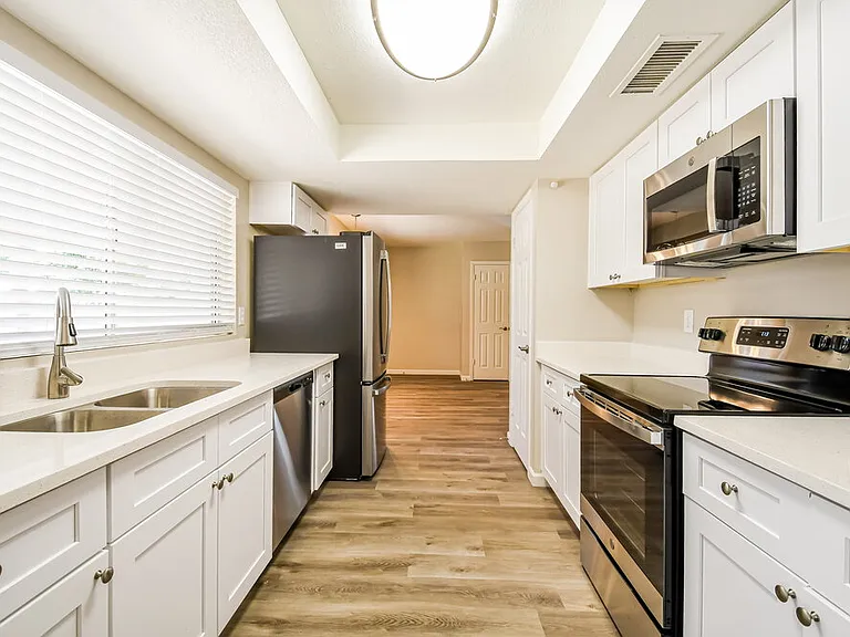 301 E Keogh Dr — Photo 8
