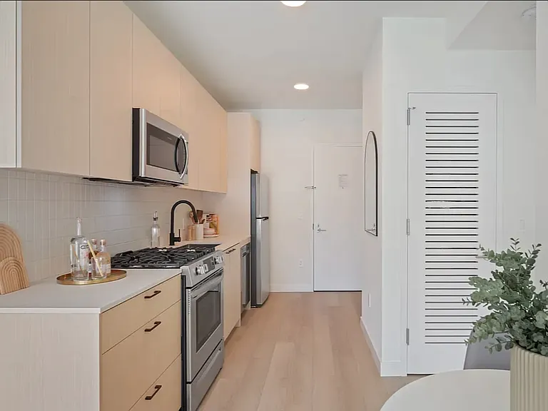 153-10 88th Ave #807 — Photo 6