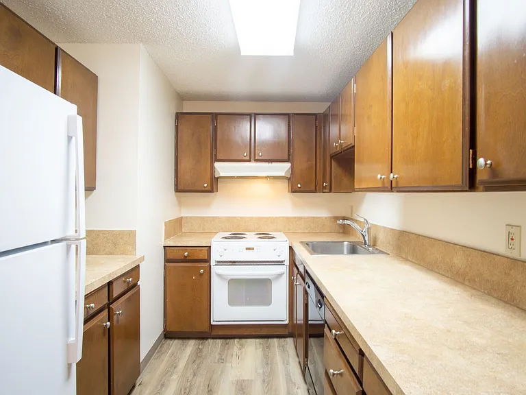 Free Rent Special: Spacious Top Flr 2bdr Flat, W/D Hk-Up, D/W, Tons Of Storage, Balcony! — Photo 8