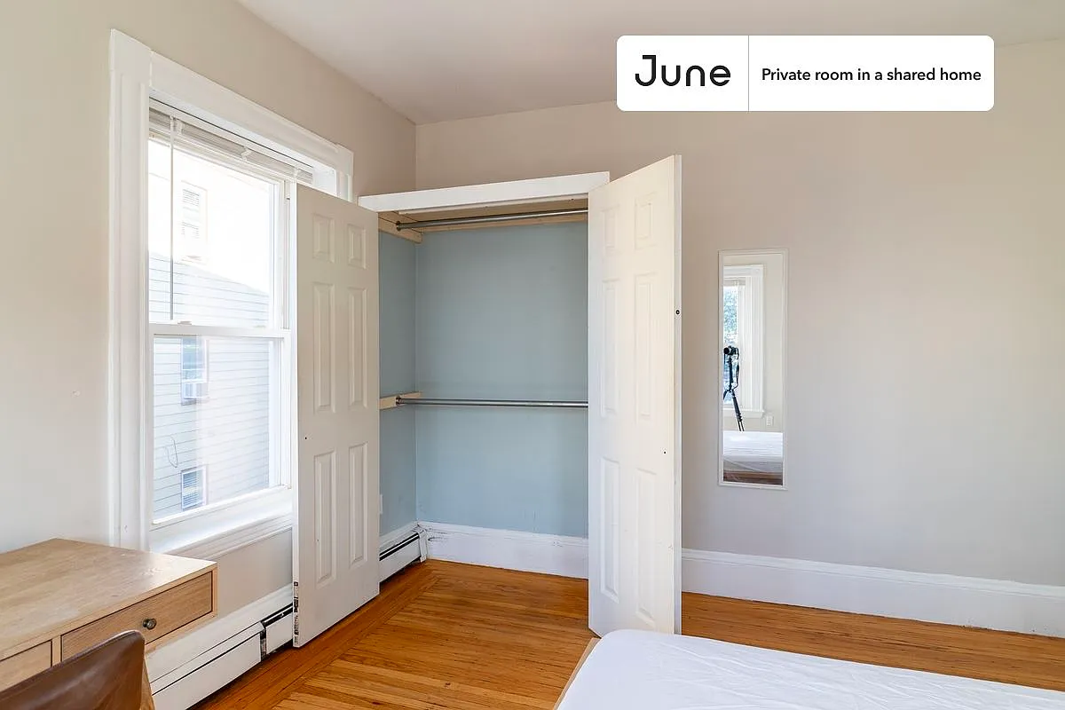 Queen bedroom in 4 bed/2 bath home in Allston #1757 A — Photo 4