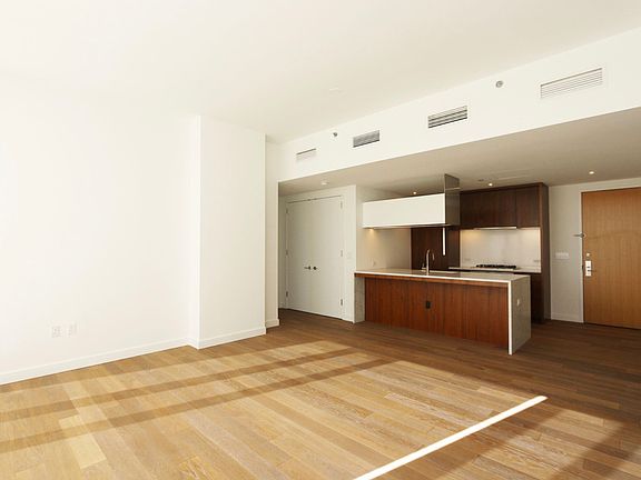 5th image of 21-30 44th Dr Penthouse J