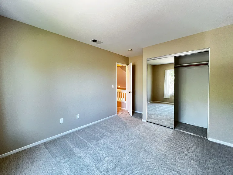124 Northampton Ln — Photo 11