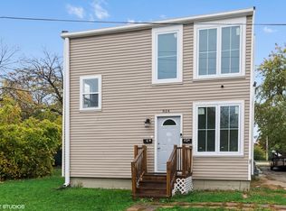 934 S Genesee St, Waukegan, IL