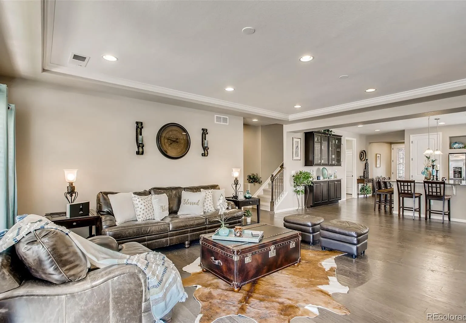 3 bed, 2566 sqft, $3,200 — Photo 3