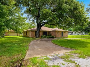 706 Mesquite St, Calvert, TX 77837