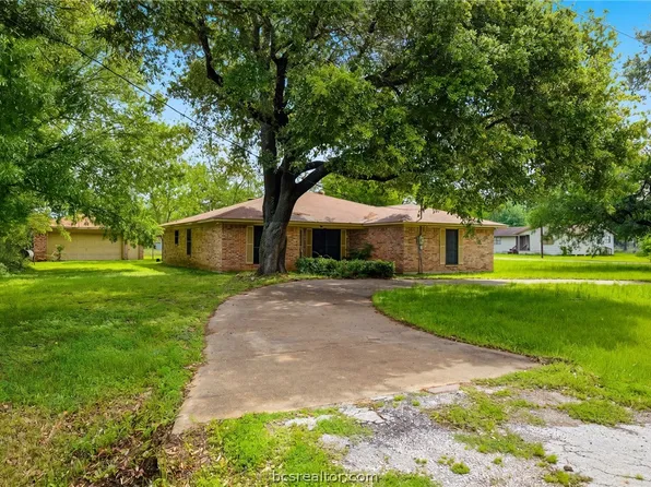 706 Mesquite St, Calvert, TX 77837