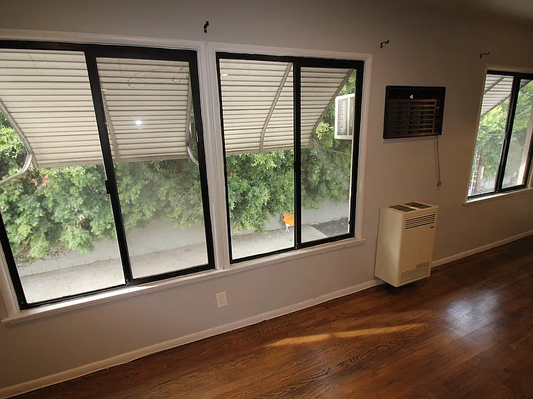 Laurel Canyon Blvd — Photo 18