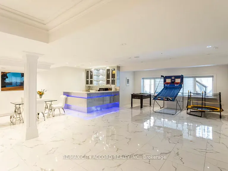 98 Upper Canada Dr — Photo 7