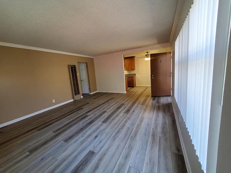 Tustin Garden Apartments — Photo 14