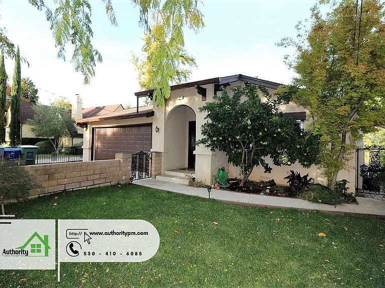 875 Lakeview Dr — Photo 3