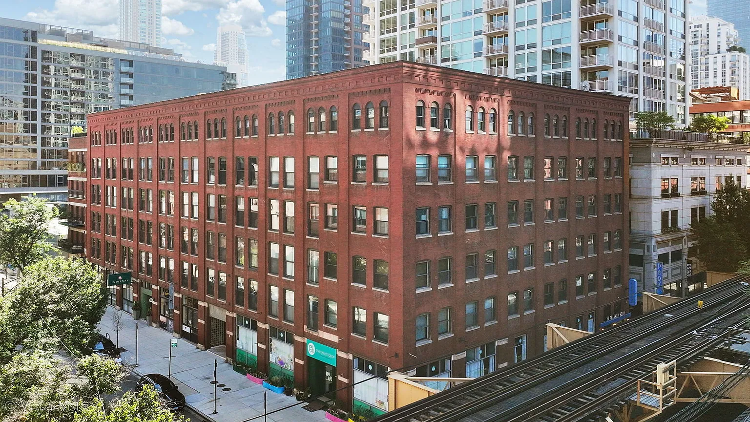 225 W Huron St APT 520 photo 1