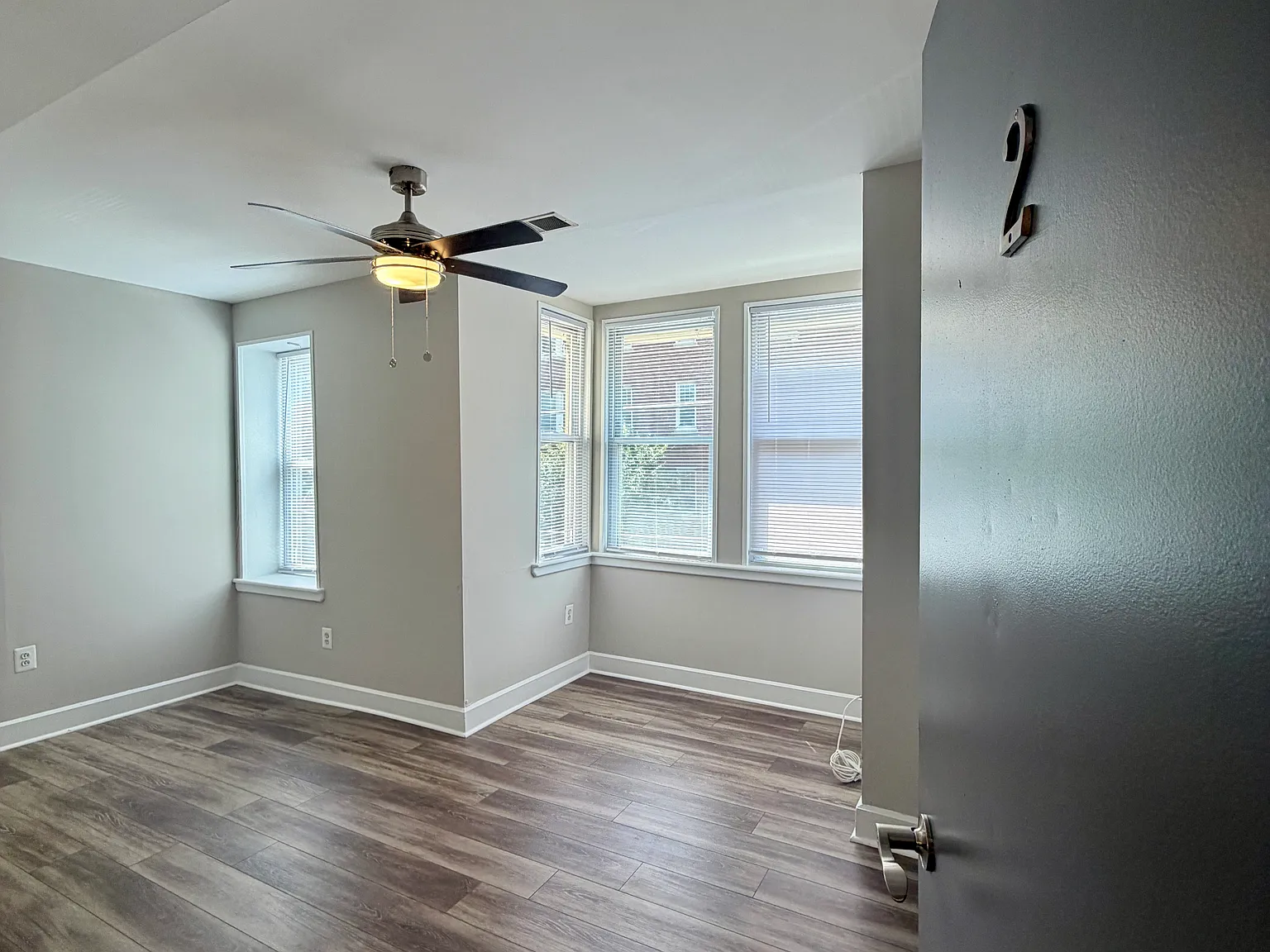 6 bed, 2.5 bath, 2414 sqft, $5,970 — Photo 3