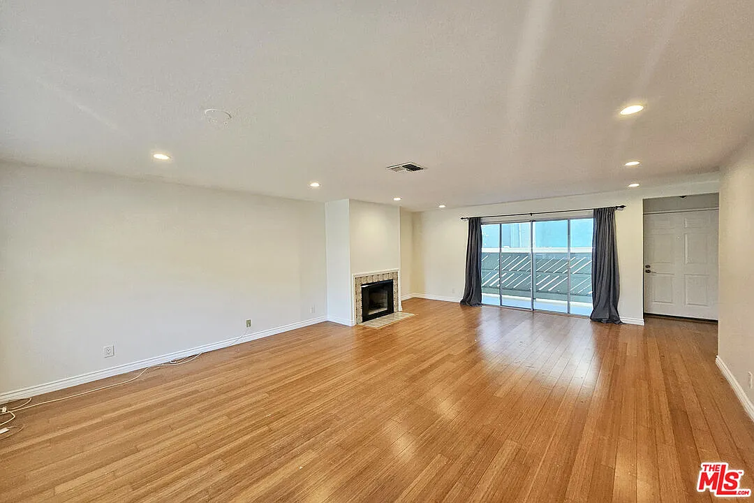 3 bed, 2.5 bath, 1421 sqft, $3,995 — Photo 3
