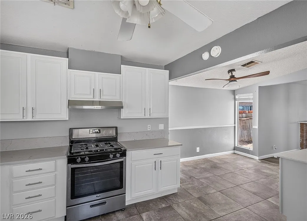 3 bed, 2.0 bath, 1211 sqft, $2,140 — Photo 4