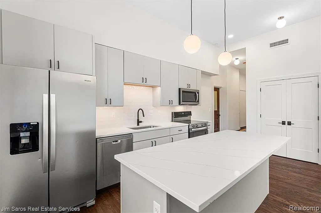3 bed, 1100 sqft, $4,350 — Photo 4