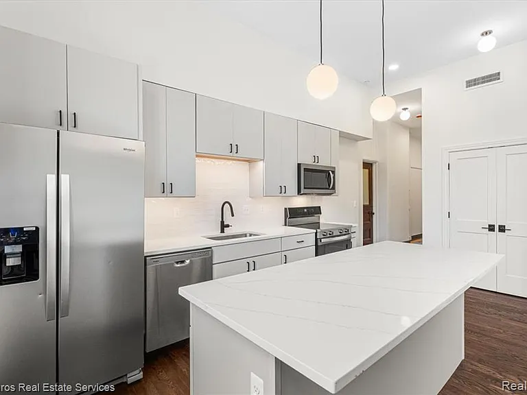 389 Saint Clair St #305 — Photo 5