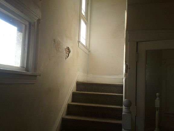 3rd image of 1144 Parkwood Dr