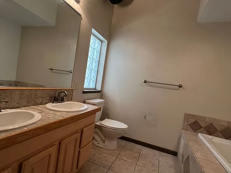 313 Park Central E #302 — Photo 14