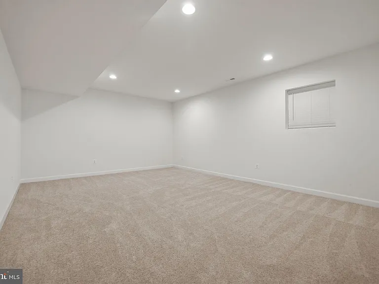 301 Kingdom Dr — Photo 97