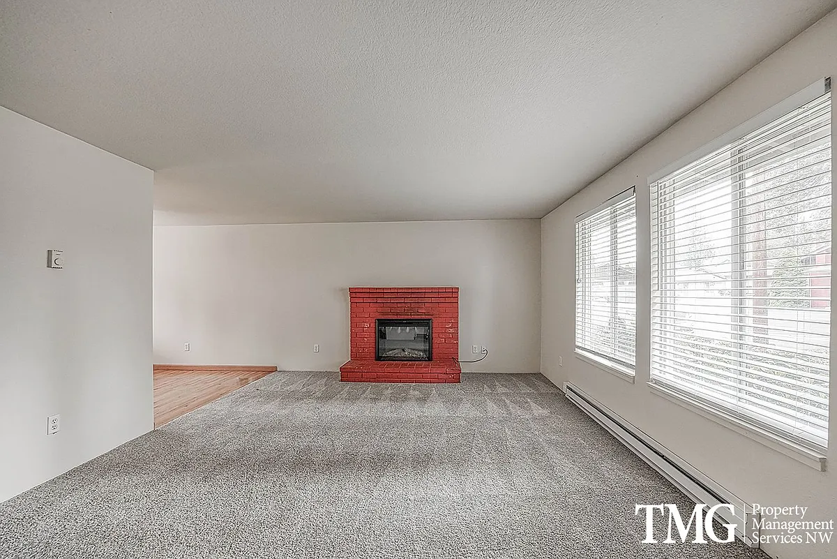 Building Photo - 3903 E 18th St #27