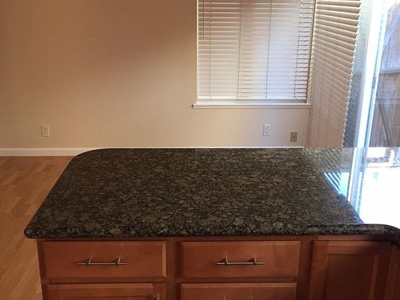 Kitchen to breakfast nook